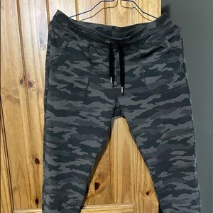 Zyia camo joggers